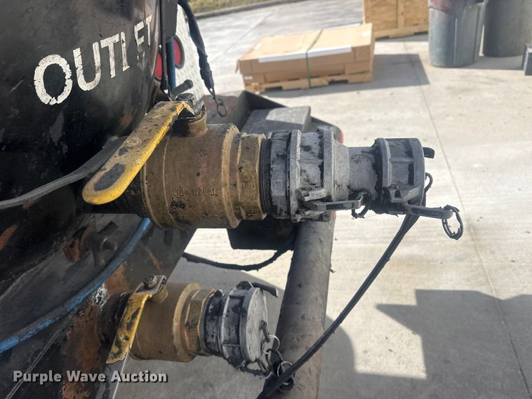 image for item DO8479 2011 Peterbilt 367 vacuum truck