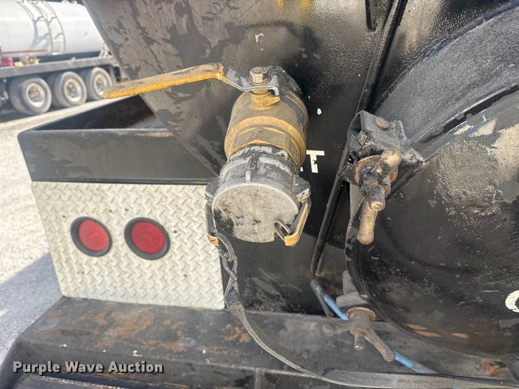 image for item DO8479 2011 Peterbilt 367 vacuum truck