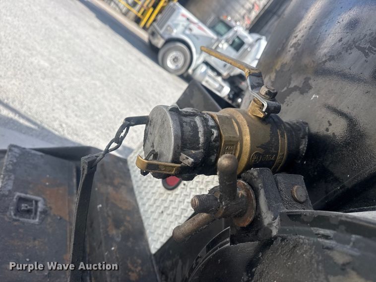 image for item DO8479 2011 Peterbilt 367 vacuum truck