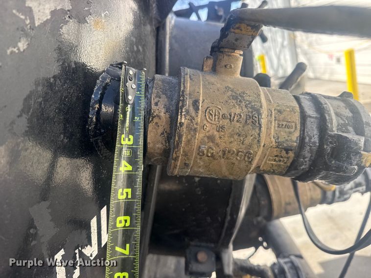 image for item DO8479 2011 Peterbilt 367 vacuum truck