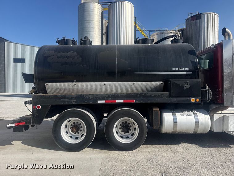 image for item DO8479 2011 Peterbilt 367 vacuum truck