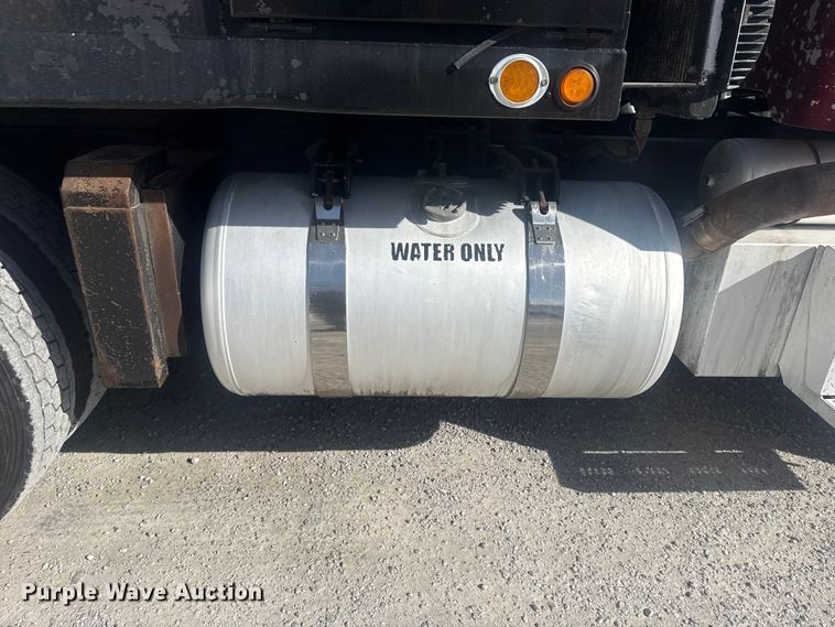 image for item DO8479 2011 Peterbilt 367 vacuum truck