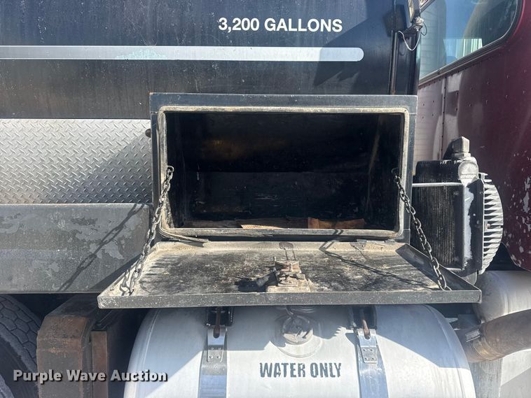 image for item DO8479 2011 Peterbilt 367 vacuum truck