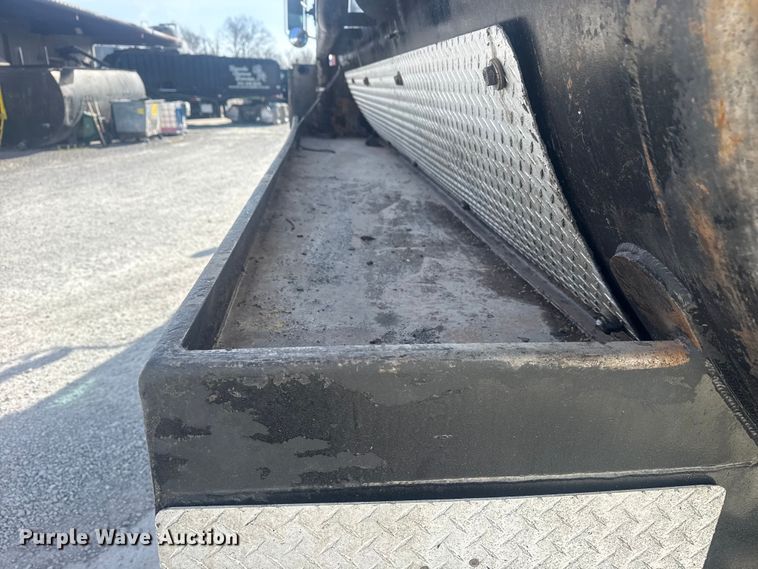 image for item DO8479 2011 Peterbilt 367 vacuum truck