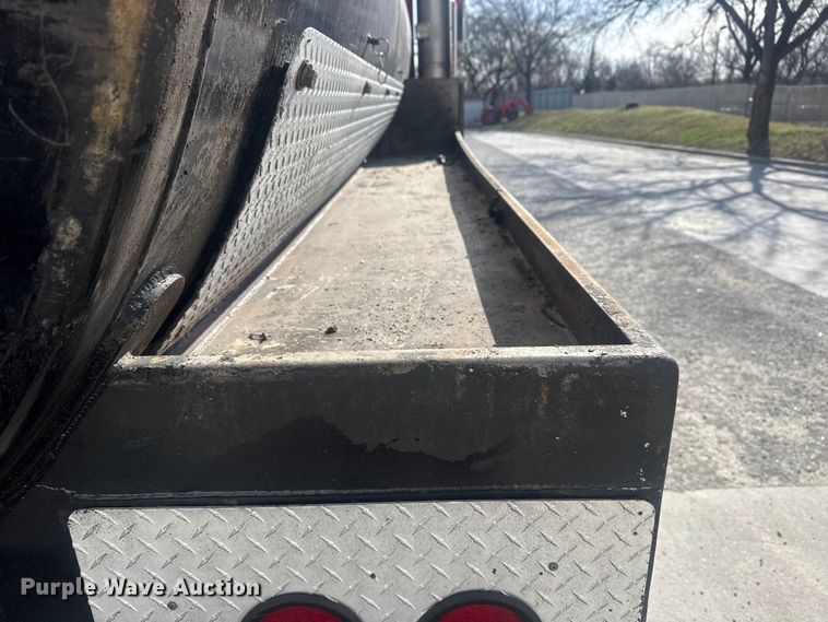 image for item DO8479 2011 Peterbilt 367 vacuum truck