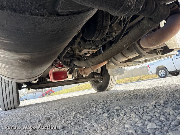 image for item DO8479 2011 Peterbilt 367 vacuum truck