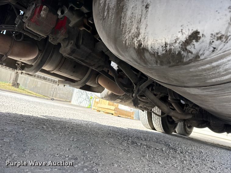 image for item DO8479 2011 Peterbilt 367 vacuum truck