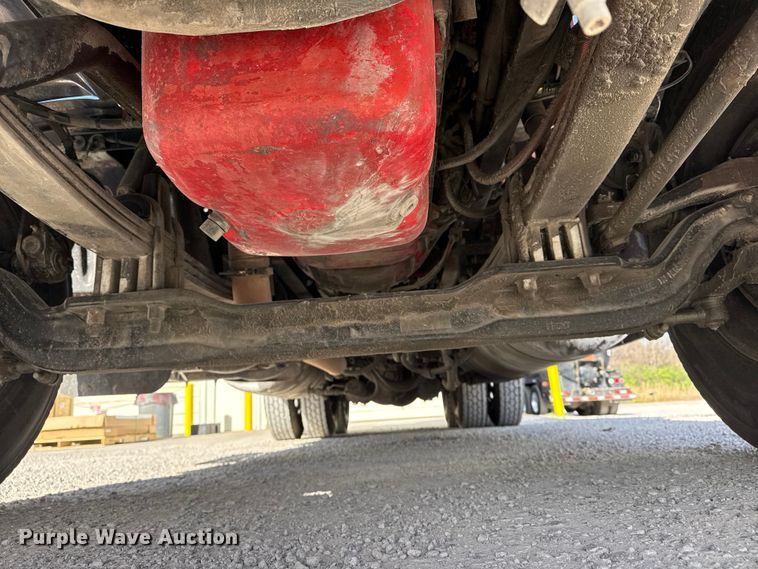 image for item DO8479 2011 Peterbilt 367 vacuum truck