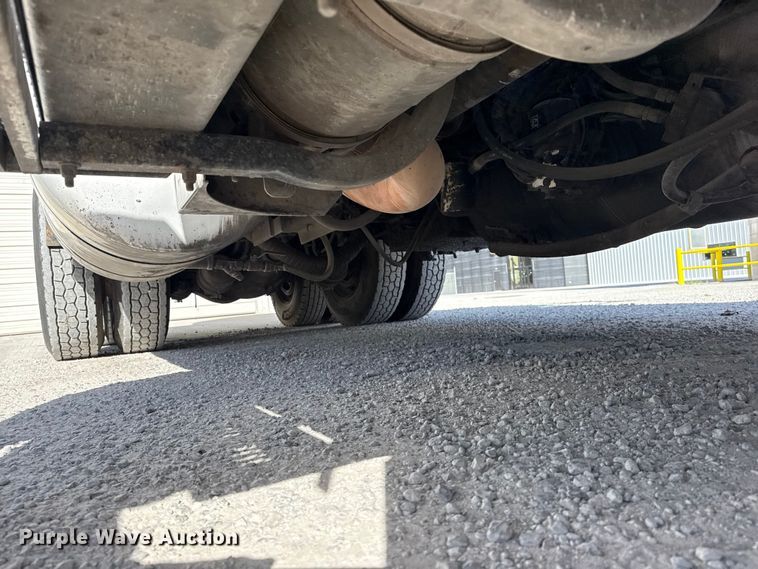 image for item DO8479 2011 Peterbilt 367 vacuum truck