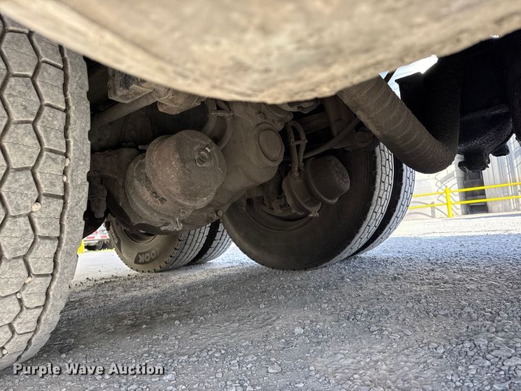 image for item DO8479 2011 Peterbilt 367 vacuum truck