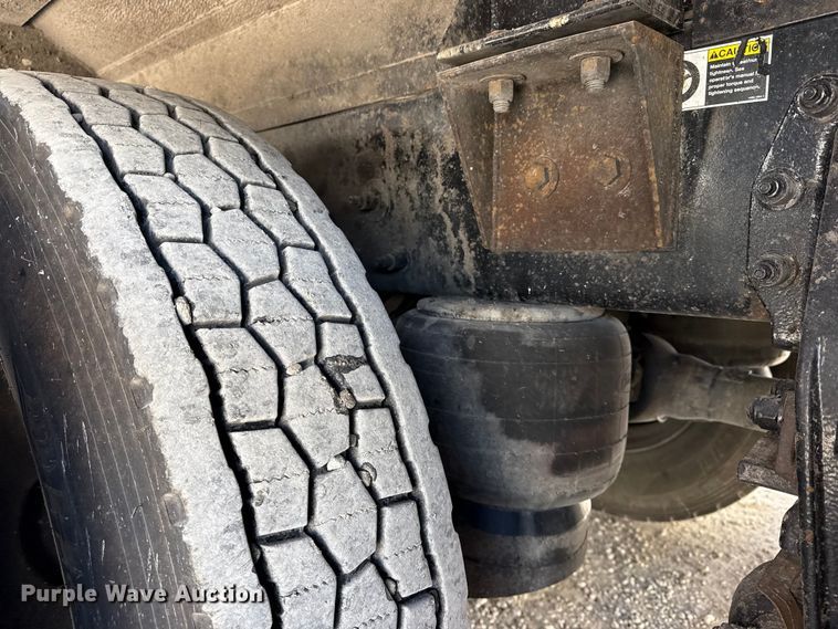 image for item DO8479 2011 Peterbilt 367 vacuum truck