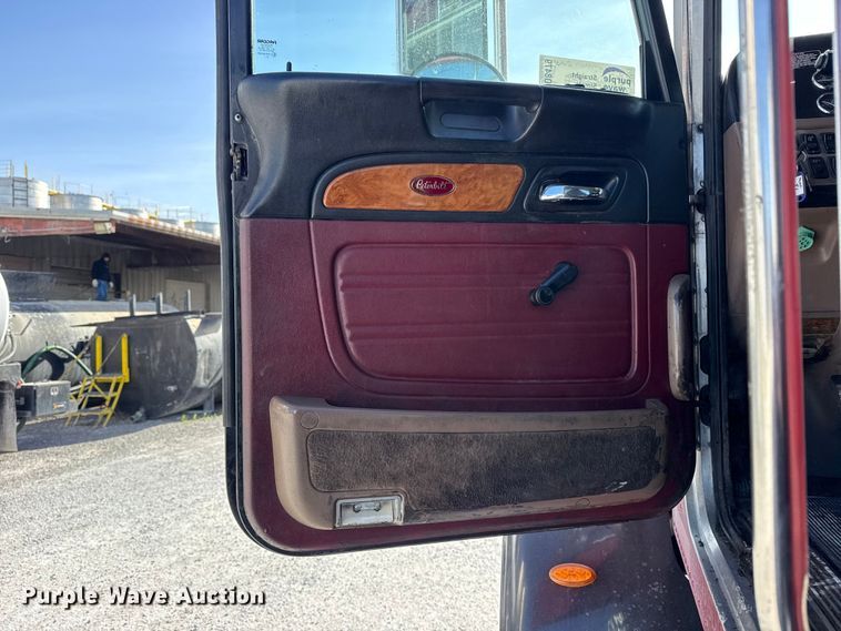 image for item DO8479 2011 Peterbilt 367 vacuum truck