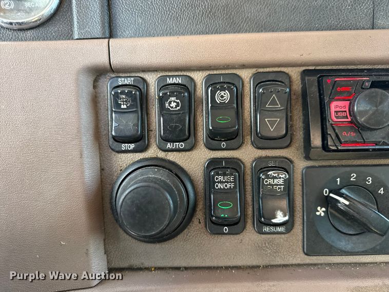 image for item DO8479 2011 Peterbilt 367 vacuum truck