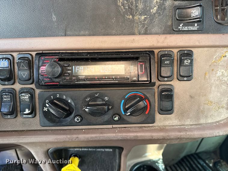 image for item DO8479 2011 Peterbilt 367 vacuum truck