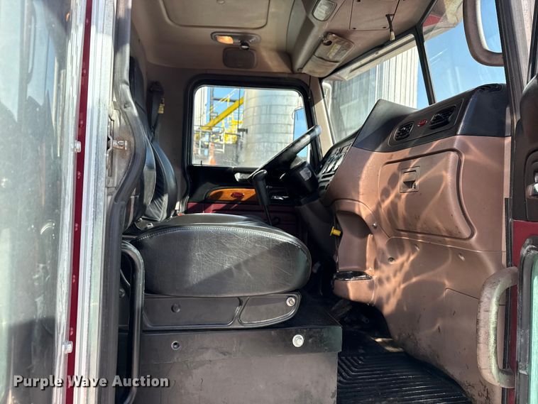 image for item DO8479 2011 Peterbilt 367 vacuum truck