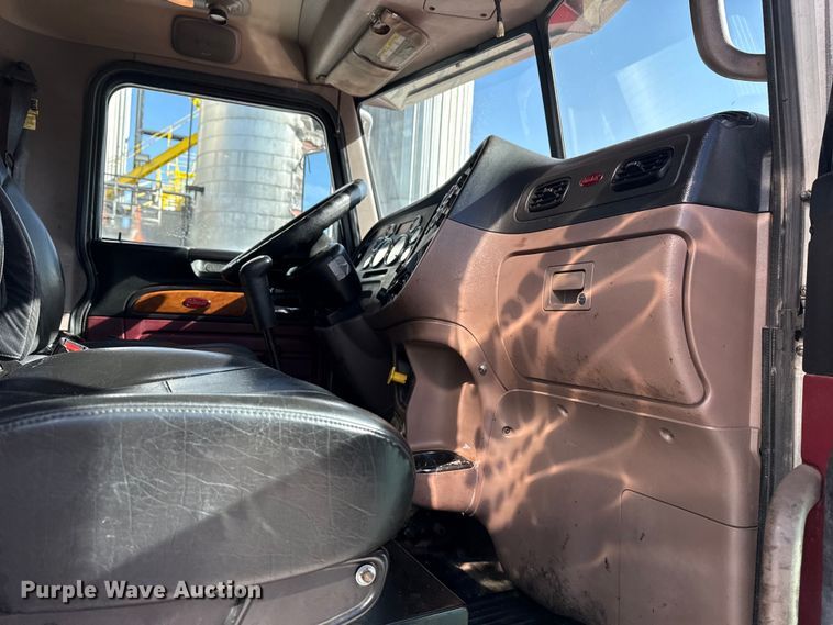 image for item DO8479 2011 Peterbilt 367 vacuum truck