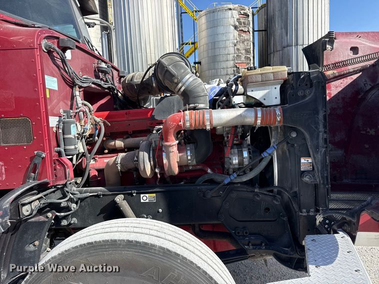 image for item DO8479 2011 Peterbilt 367 vacuum truck