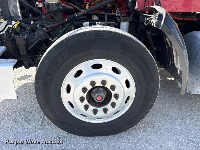 image for item DO8479 2011 Peterbilt 367 vacuum truck