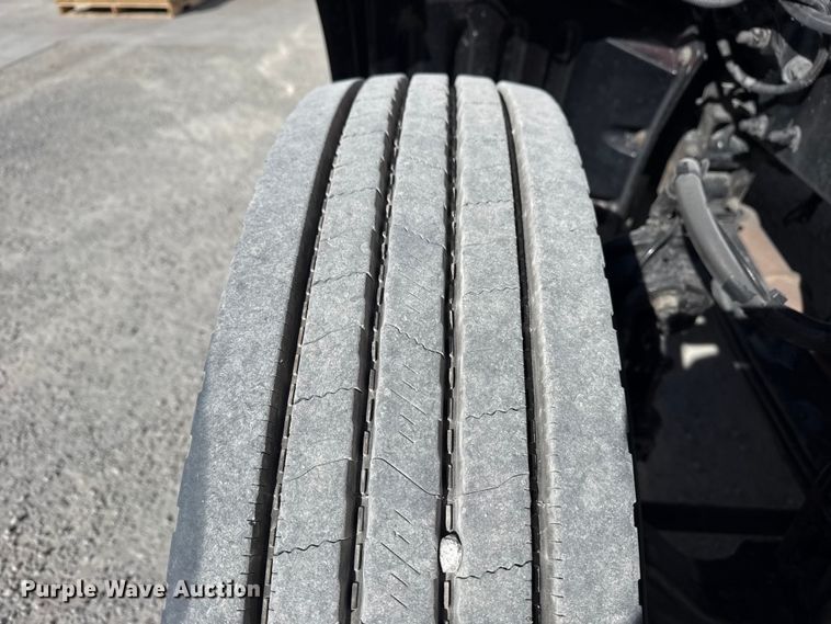 image for item DO8479 2011 Peterbilt 367 vacuum truck