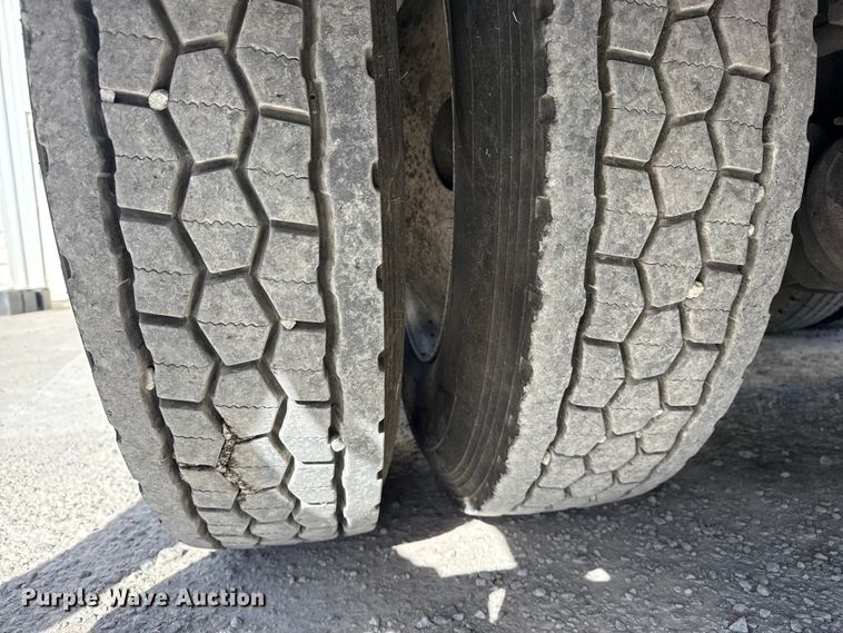 image for item DO8479 2011 Peterbilt 367 vacuum truck