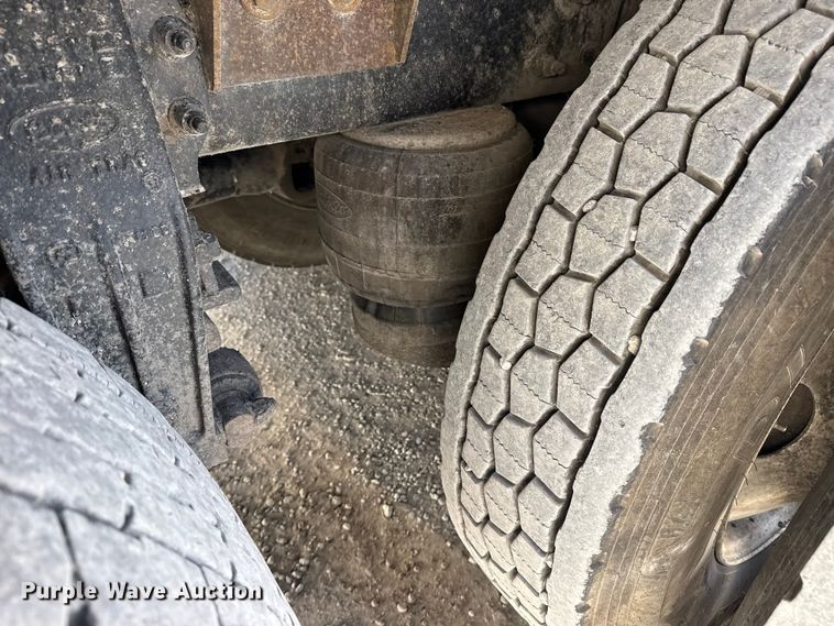 image for item DO8479 2011 Peterbilt 367 vacuum truck