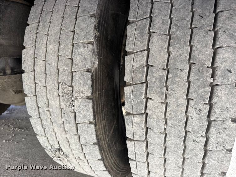 image for item DO8479 2011 Peterbilt 367 vacuum truck