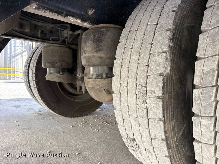 image for item DO8479 2011 Peterbilt 367 vacuum truck