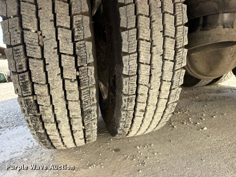 image for item DO8479 2011 Peterbilt 367 vacuum truck