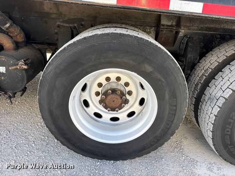 image for item DO8479 2011 Peterbilt 367 vacuum truck