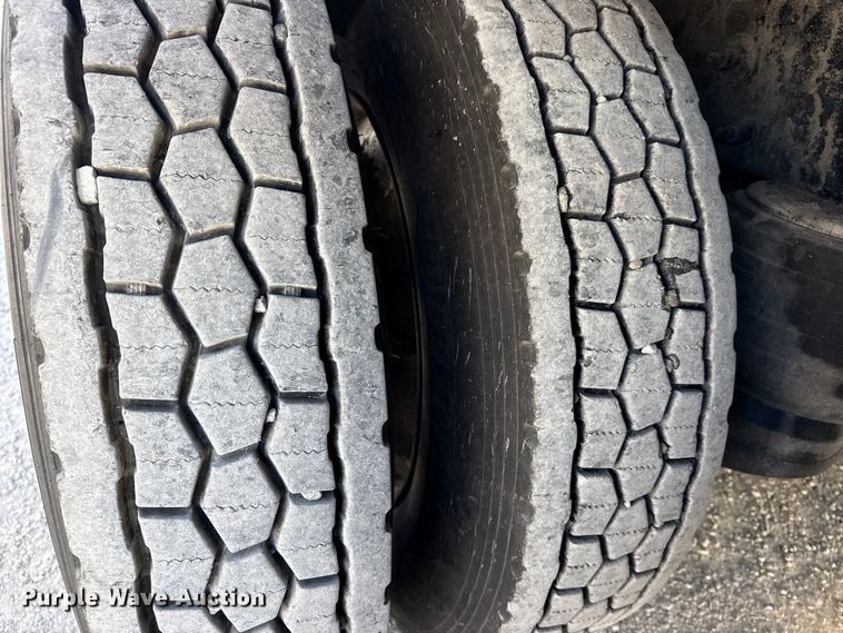 image for item DO8479 2011 Peterbilt 367 vacuum truck