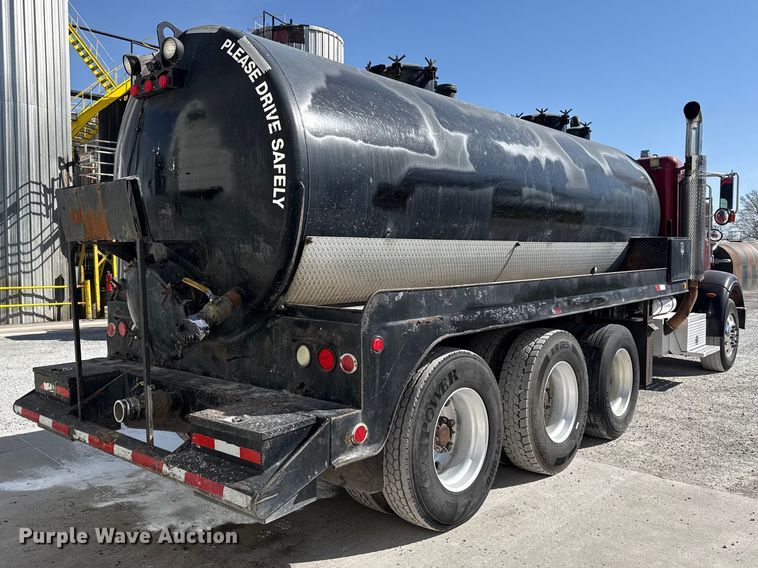 image for item DO8480 2008 Peterbilt 367 vacuum truck