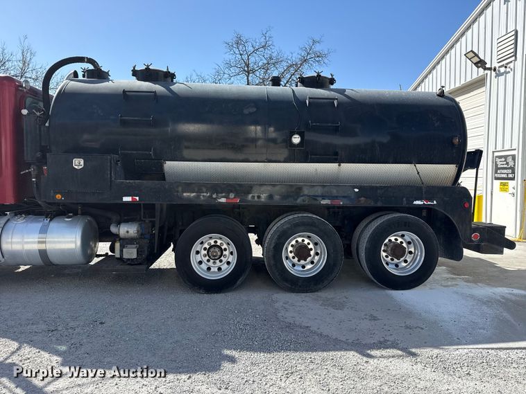 image for item DO8480 2008 Peterbilt 367 vacuum truck