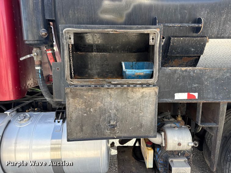 image for item DO8480 2008 Peterbilt 367 vacuum truck