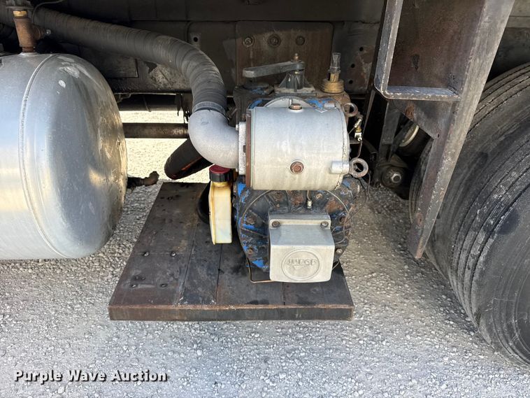 image for item DO8480 2008 Peterbilt 367 vacuum truck