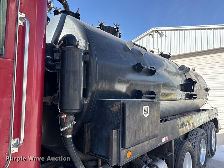 image for item DO8480 2008 Peterbilt 367 vacuum truck