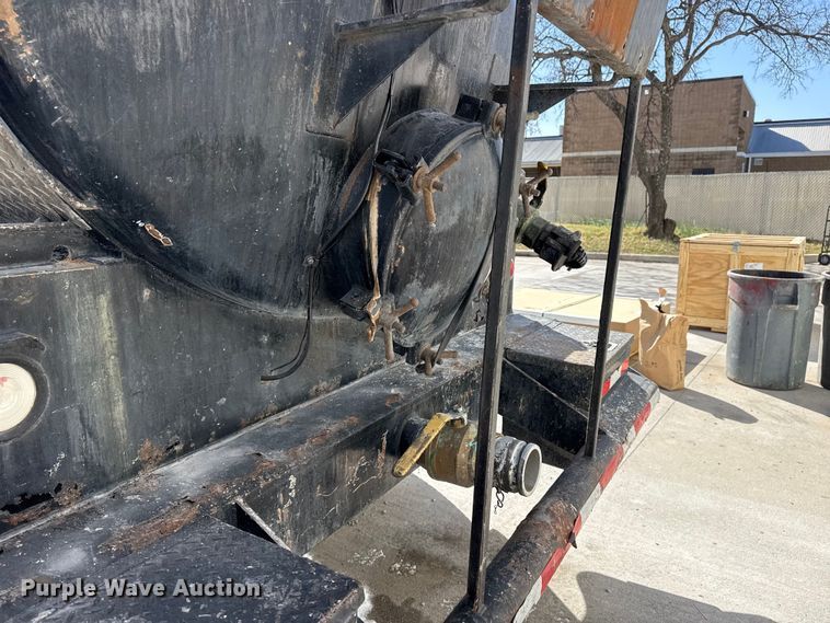 image for item DO8480 2008 Peterbilt 367 vacuum truck