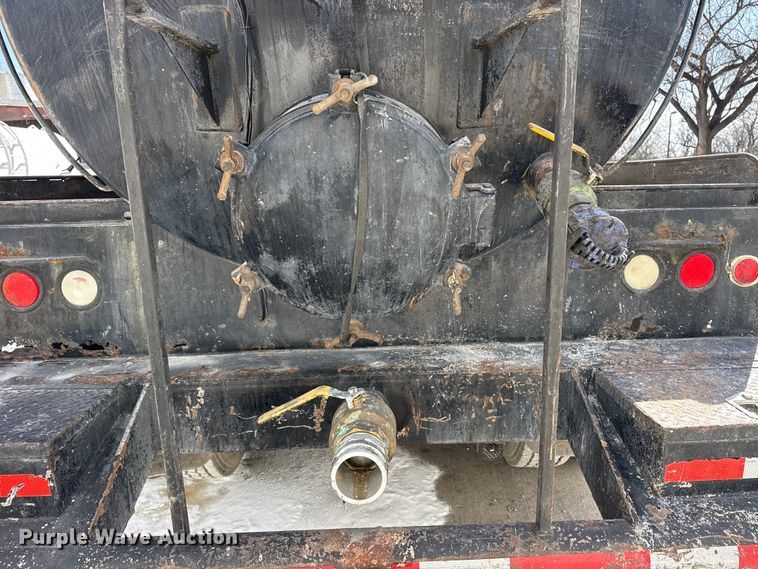 image for item DO8480 2008 Peterbilt 367 vacuum truck