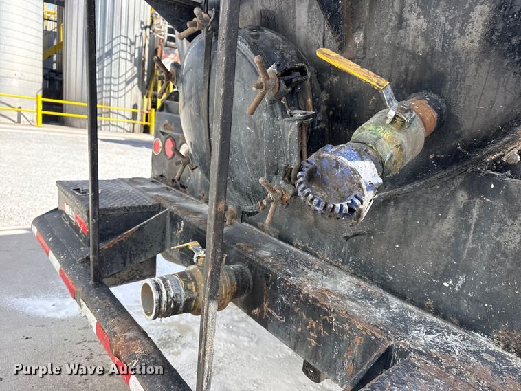 image for item DO8480 2008 Peterbilt 367 vacuum truck