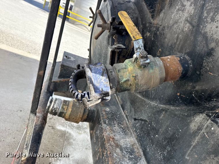 image for item DO8480 2008 Peterbilt 367 vacuum truck