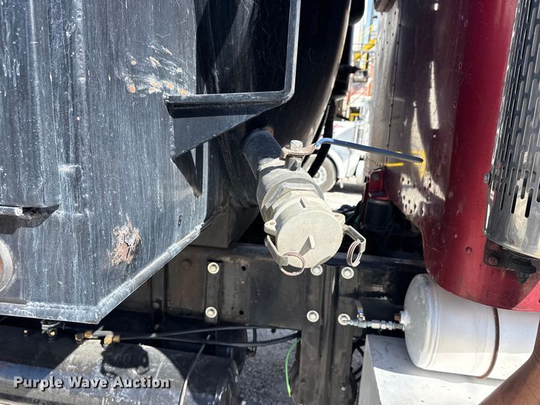 image for item DO8480 2008 Peterbilt 367 vacuum truck