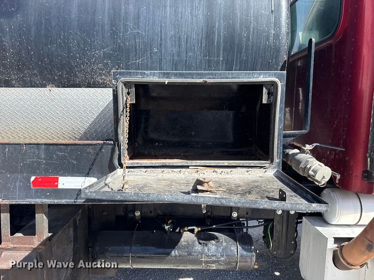 image for item DO8480 2008 Peterbilt 367 vacuum truck