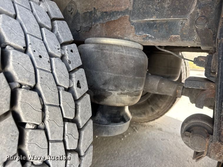 image for item DO8480 2008 Peterbilt 367 vacuum truck