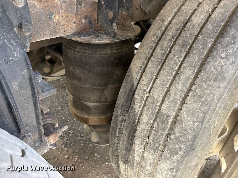 image for item DO8480 2008 Peterbilt 367 vacuum truck