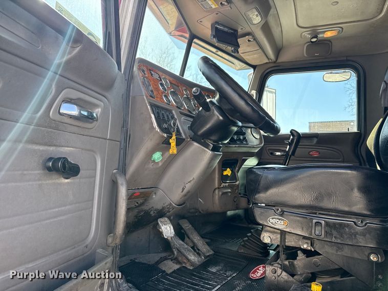 image for item DO8480 2008 Peterbilt 367 vacuum truck