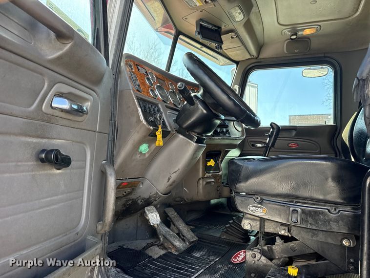 image for item DO8480 2008 Peterbilt 367 vacuum truck