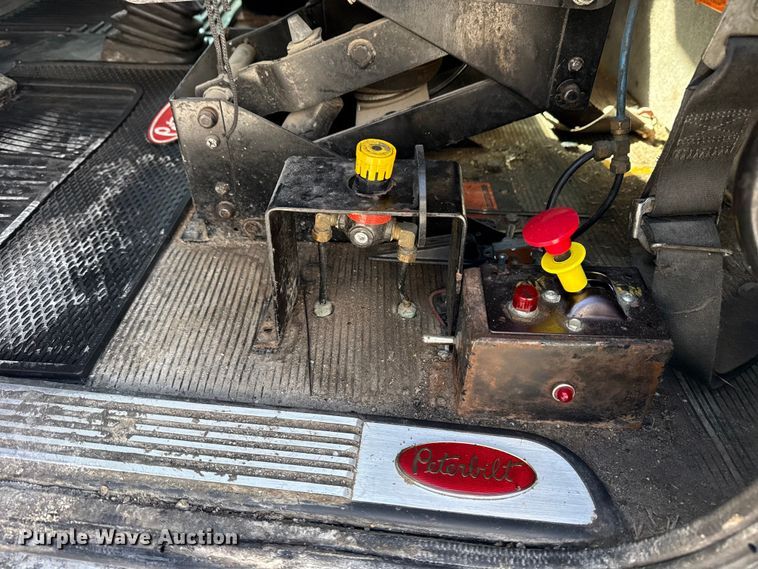 image for item DO8480 2008 Peterbilt 367 vacuum truck