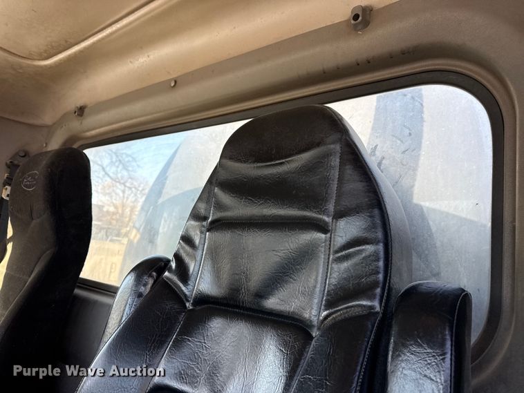 image for item DO8480 2008 Peterbilt 367 vacuum truck