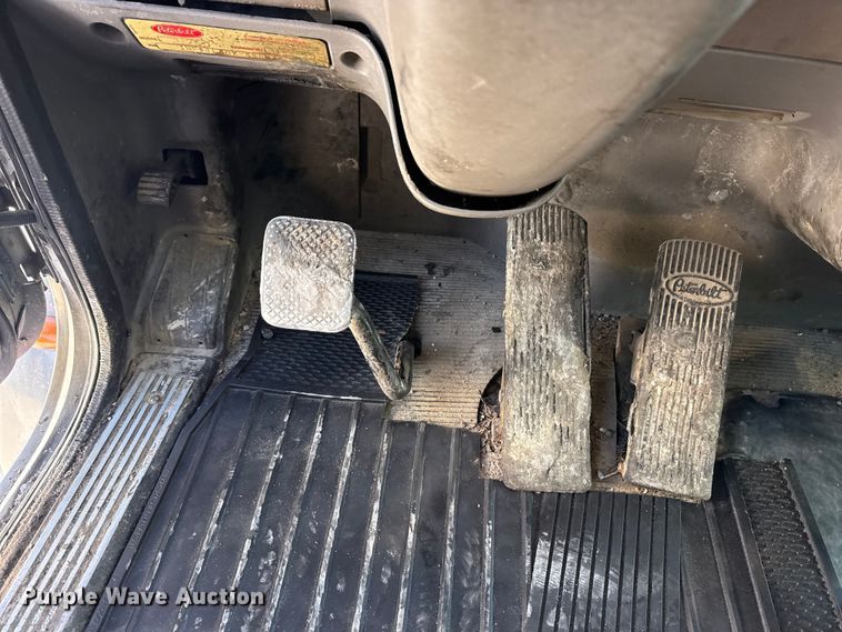 image for item DO8480 2008 Peterbilt 367 vacuum truck