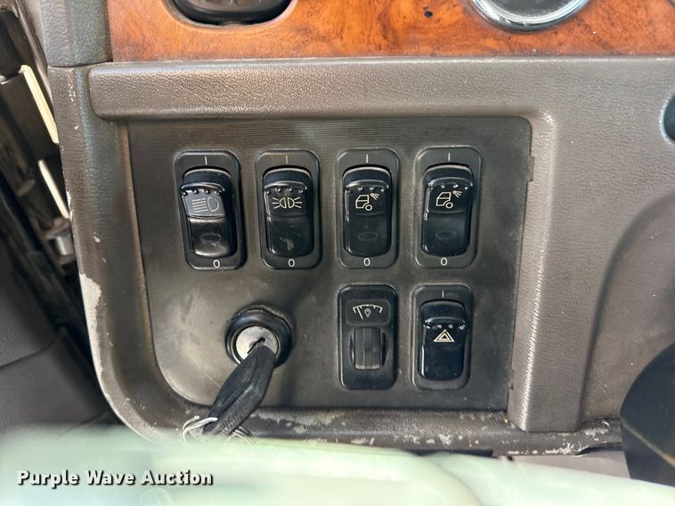 image for item DO8480 2008 Peterbilt 367 vacuum truck