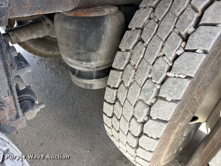 image for item DO8480 2008 Peterbilt 367 vacuum truck